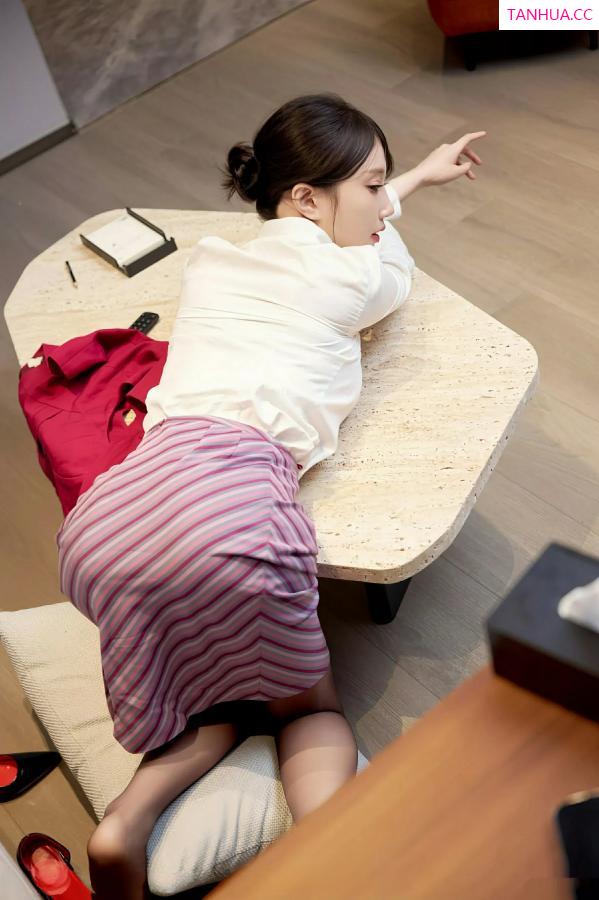玥儿玥  [XiuRen]高清写真图 2025.08.04 No.10620 玥儿玥er 性感空姐第24张图片